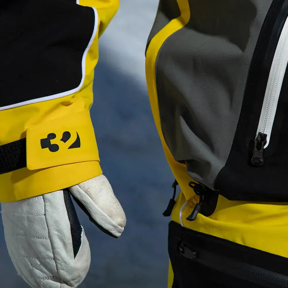 Light x Walker Anorak Jacket Black/Yellow | thirtytwo US Non-Insulated Jacket ThirtyTwo Rider Driven Snowboarding Snow Premium